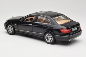 Mercedes E-Class W211 Must Maisto 1:18 31172 Metall - pilt 7/8
