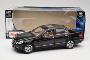 Mercedes E-Class W211 Must Maisto 1:18 31172 Metall - pilt 8/8