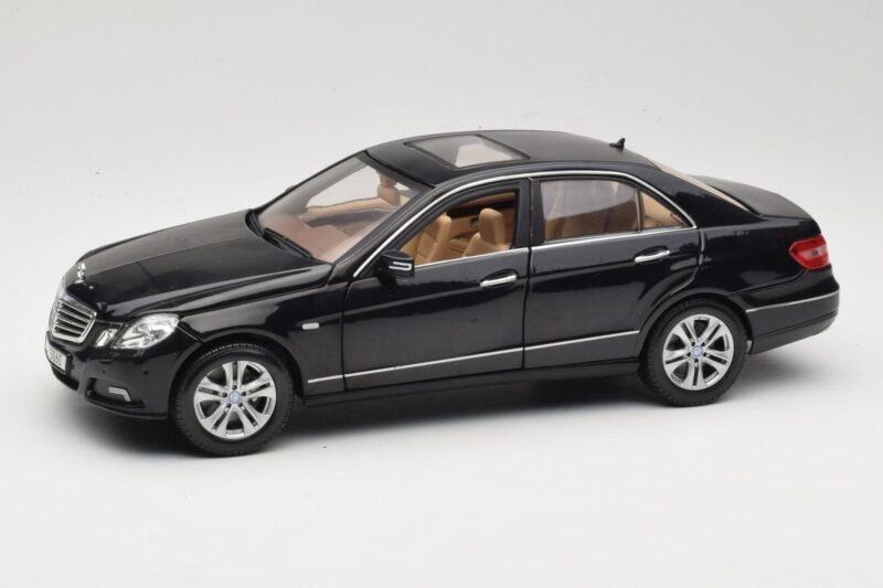 Mercedes E-Class W211 Must Maisto 1:18 31172 Metall