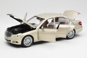 Mercedes E-Class W212 Elegance Pearl Beež Metallik Minichamps 1:18 B66960215 Metall - pilt 2/8