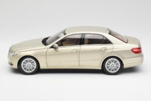 Mercedes E-Class W212 Elegance Pearl Beež Metallik Minichamps 1:18 B66960215 Metall - pilt 4/8