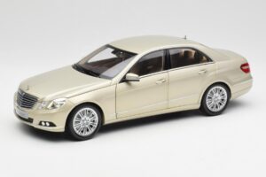 Mercedes E-Class W212 Elegance Pearl Beež Metallik Minichamps 1:18 B66960215 Metall