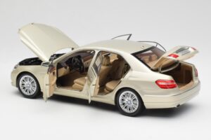 Mercedes E-Class W212 Elegance Pearl Beež Metallik Minichamps 1:18 B66960215 Metall - pilt 5/8
