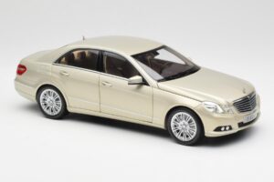 Mercedes E-Class W212 Elegance Pearl Beež Metallik Minichamps 1:18 B66960215 Metall - pilt 6/8