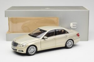 Mercedes E-Class W212 Elegance Pearl Beež Metallik Minichamps 1:18 B66960215 Metall - pilt 8/8