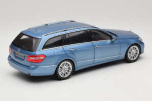 Mercedes E-Class W212 Estate Indigolith Metallic Blue Minichamps 1:18 B66962449 Metall - pilt 3/8