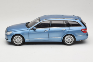 Mercedes E-Class W212 Estate Indigolith Metallic Blue Minichamps 1:18 B66962449 Metall - pilt 4/8