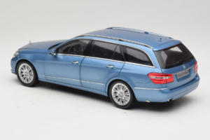 Mercedes E-Class W212 Estate Indigolith Metallic Blue Minichamps 1:18 B66962449 Metall - pilt 7/8