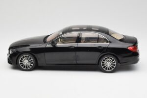 Mercedes E-Class W213 Obsidian Must iScale 1:18 B66960380 Metall - pilt 4/8