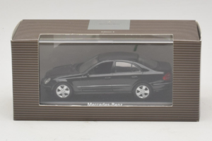 Mercedes E-Class W211 Must Minichamps 1:43 B66961950 Metall - pilt 4/4