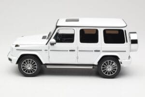 Mercedes G-Class G 500 W463A Diamond White Metallic Minichamps 1:18 113037111 Metall - pilt 4/8