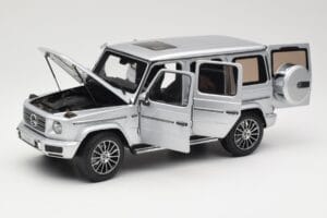 Mercedes G-Class G 500 W463A Iridium Silver Metallic Minichamps 1:18 113037112 Metall - pilt 2/8