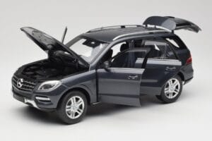 Mercedes M-Class W164 Grey Metallic Minichamps 1:18 100030100 Metall - pilt 2/8