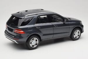 Mercedes M-Class W164 Grey Metallic Minichamps 1:18 100030100 Metall - pilt 3/8