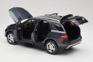 Mercedes M-Class W164 Grey Metallic Minichamps 1:18 100030100 Metall - pilt 5/8