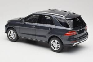 Mercedes M-Class W164 Grey Metallic Minichamps 1:18 100030100 Metall - pilt 7/8