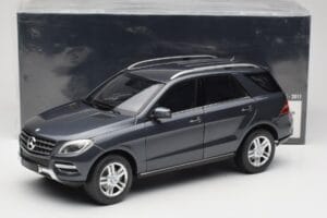 Mercedes M-Class W164 Grey Metallic Minichamps 1:18 100030100 Metall - pilt 8/8