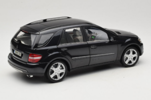 Mercedes ML W164 Obsidian Black Edasimüüja Väljaanne Minichamps 1:18 B66962321 Metall - pilt 3/8