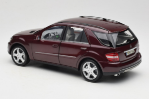 Mercedes ML W164 Red Metallic Minichamps 1:18 150034500 Metall - pilt 7/8