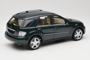Mercedes ML W164 Green Metallic Minichamps 1:18 150034502 Metall - pilt 3/8