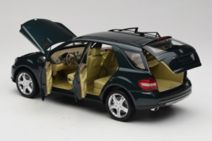Mercedes ML W164 Green Metallic Minichamps 1:18 150034502 Metall - pilt 5/8