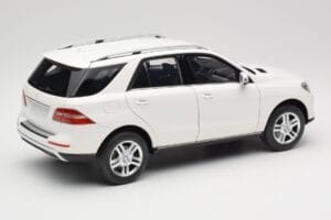Mercedes ML W166 Valge Minichamps 1:18 100030101 Metall - pilt 3/8