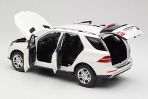 Mercedes ML W166 Valge Minichamps 1:18 100030101 Metall - pilt 5/8