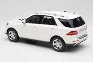 Mercedes ML W166 Valge Minichamps 1:18 100030101 Metall - pilt 7/8