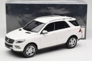 Mercedes ML W166 Valge Minichamps 1:18 100030101 Metall - pilt 8/8