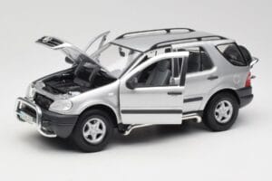 Mercedes ML320 W163 Hõbedane Maisto 1:18 50319 Metall - pilt 2/8