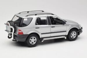 Mercedes ML320 W163 Hõbedane Maisto 1:18 50319 Metall - pilt 3/8