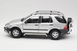 Mercedes ML320 W163 Hõbedane Maisto 1:18 50319 Metall - pilt 4/8