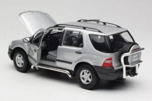 Mercedes ML320 W163 Hõbedane Maisto 1:18 50319 Metall - pilt 5/8
