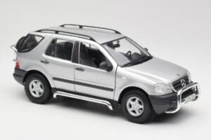 Mercedes ML320 W163 Hõbedane Maisto 1:18 50319 Metall - pilt 6/8