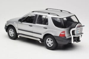 Mercedes ML320 W163 Hõbedane Maisto 1:18 50319 Metall - pilt 7/8