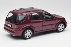 Mercedes ML55 AMG W163 Lilla Maisto 1:18 31876 Metall - pilt 3/8