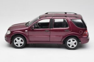 Mercedes ML55 AMG W163 Lilla Maisto 1:18 31876 Metall - pilt 4/8