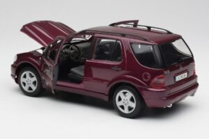 Mercedes ML55 AMG W163 Lilla Maisto 1:18 31876 Metall - pilt 5/8