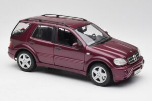 Mercedes ML55 AMG W163 Lilla Maisto 1:18 31876 Metall - pilt 6/8