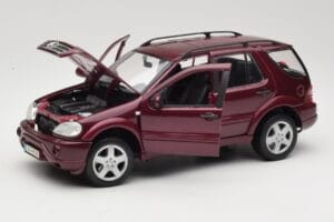 Mercedes ML55 AMG W163 Punane Maisto 1:18 50348 Metall - pilt 2/8