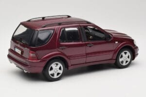 Mercedes ML55 AMG W163 Punane Maisto 1:18 50348 Metall - pilt 3/8
