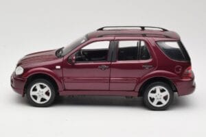 Mercedes ML55 AMG W163 Punane Maisto 1:18 50348 Metall - pilt 4/8