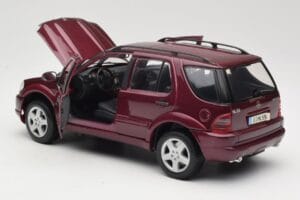 Mercedes ML55 AMG W163 Punane Maisto 1:18 50348 Metall - pilt 5/8