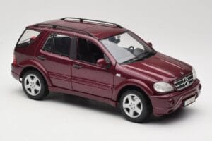 Mercedes ML55 AMG W163 Punane Maisto 1:18 50348 Metall - pilt 6/8