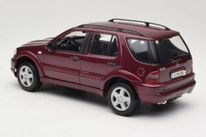 Mercedes ML55 AMG W163 Punane Maisto 1:18 50348 Metall - pilt 7/8