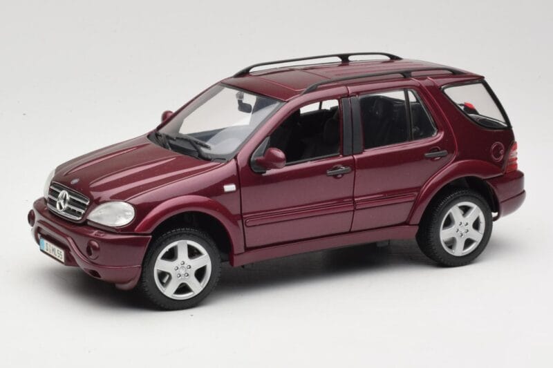 Mercedes ML55 AMG W163 Punane Maisto 1:18 50348 Metall