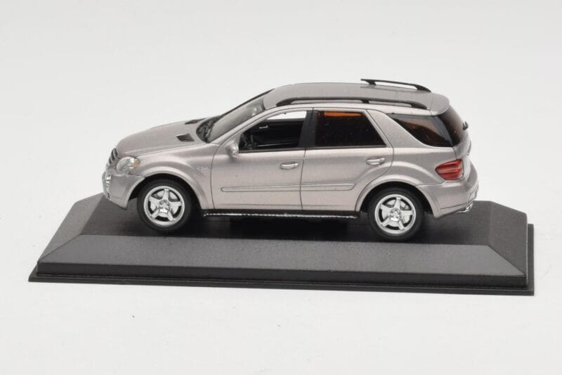 Mercedes ML63 AMG W164 Hall Metallic Minichamps 1:43 400034570 Metall