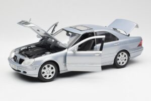 Mercedes S-Class W220 Helesinine Maisto 1:18 56050 Metall - pilt 2/8