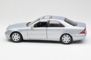 Mercedes S-Class W220 Helesinine Maisto 1:18 56050 Metall - pilt 4/8