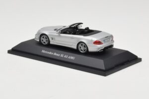 Mercedes SL 63 AMG R230 Silver Metallic Minichamps 1:43 B66960018 Metall - pilt 3/4
